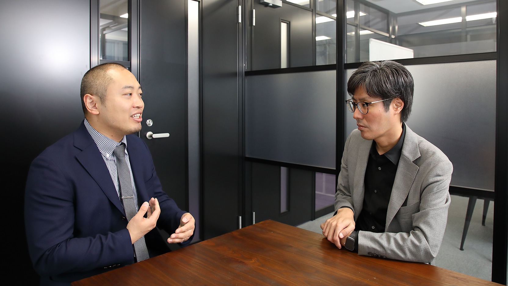 （写真左） 株式会社VACAN（バカン） 代表取締役 河野剛進（かわの・たかのぶ）さん （写真右） 株式会社電通テック　OMOプランニング部　柿内 健（かきうち・けん）さん